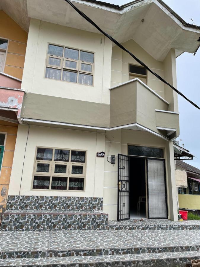 Villa Bukit Indah Berastagi Exterior photo